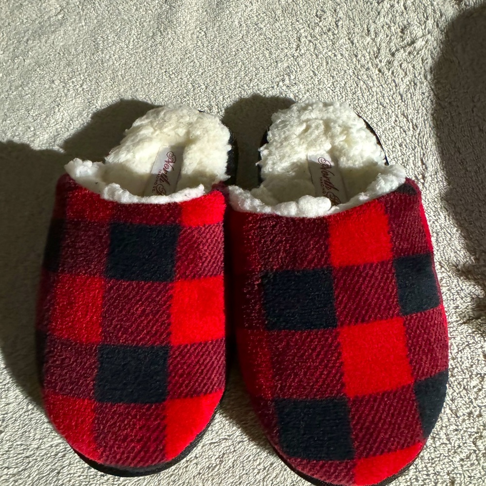 North Pole Trading Company kids slippers size S/M